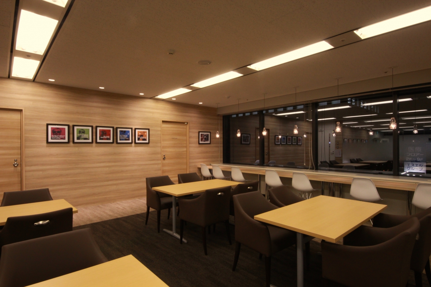 オフィスデザイン実績～ガラスを多用した開放的な空間	
