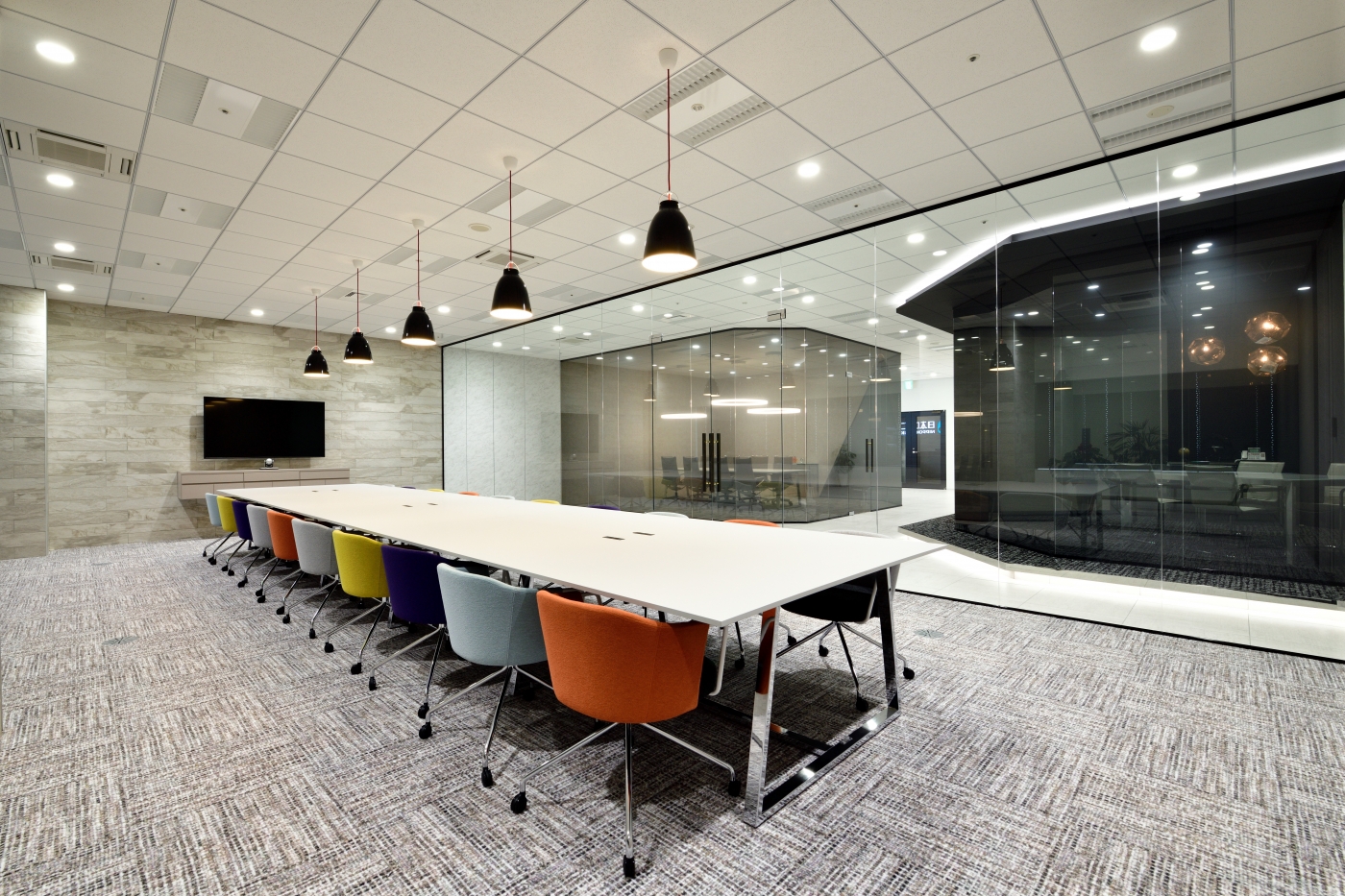 オフィスデザイン実績～高級感と過ごしやすさを両立した、業界イメージを革新するオフィス