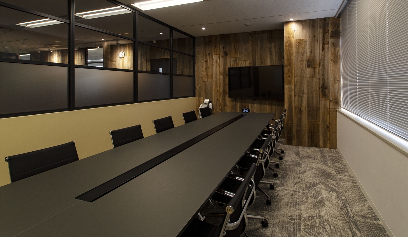 オフィスデザイン実績～主役は”木材”　空間全体で木を感じるショールームオフィス