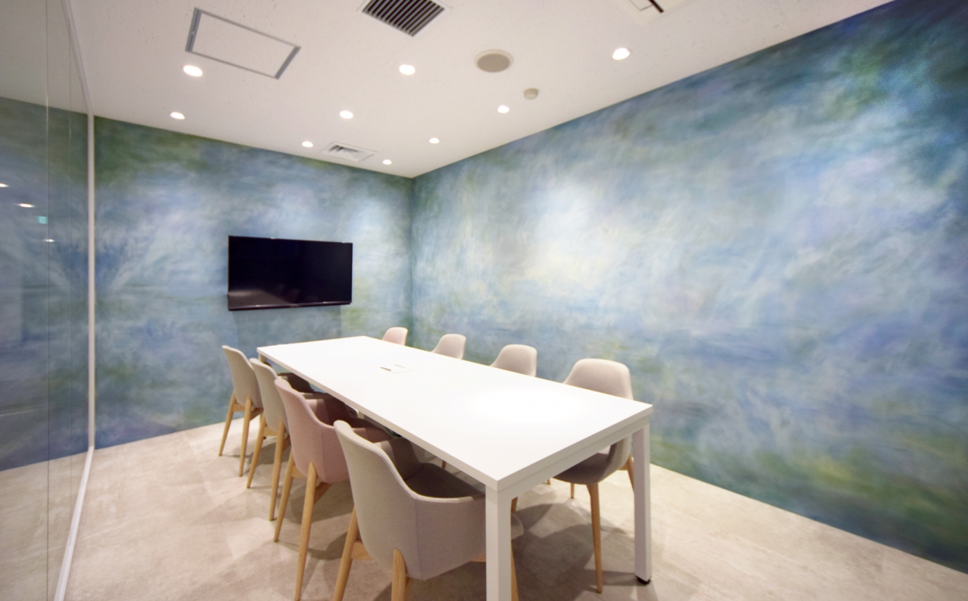 オフィスデザイン実績～アートな会議室とシックなワークスペースが対照的。社員としての誇りを持てるオフィス