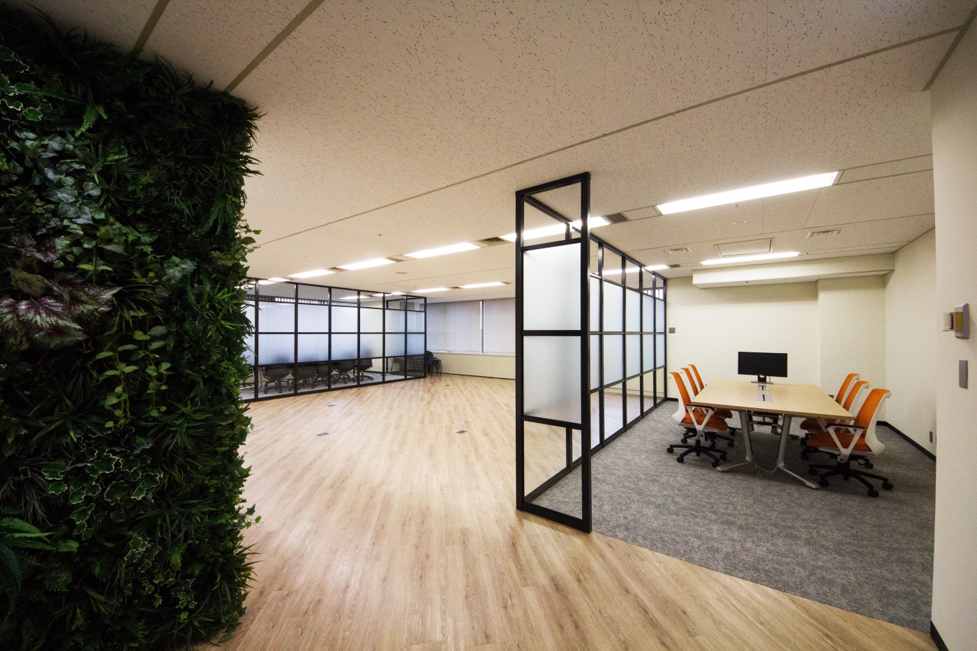 オフィスデザイン実績～グリーンから広がる開放的で明るいオフィス