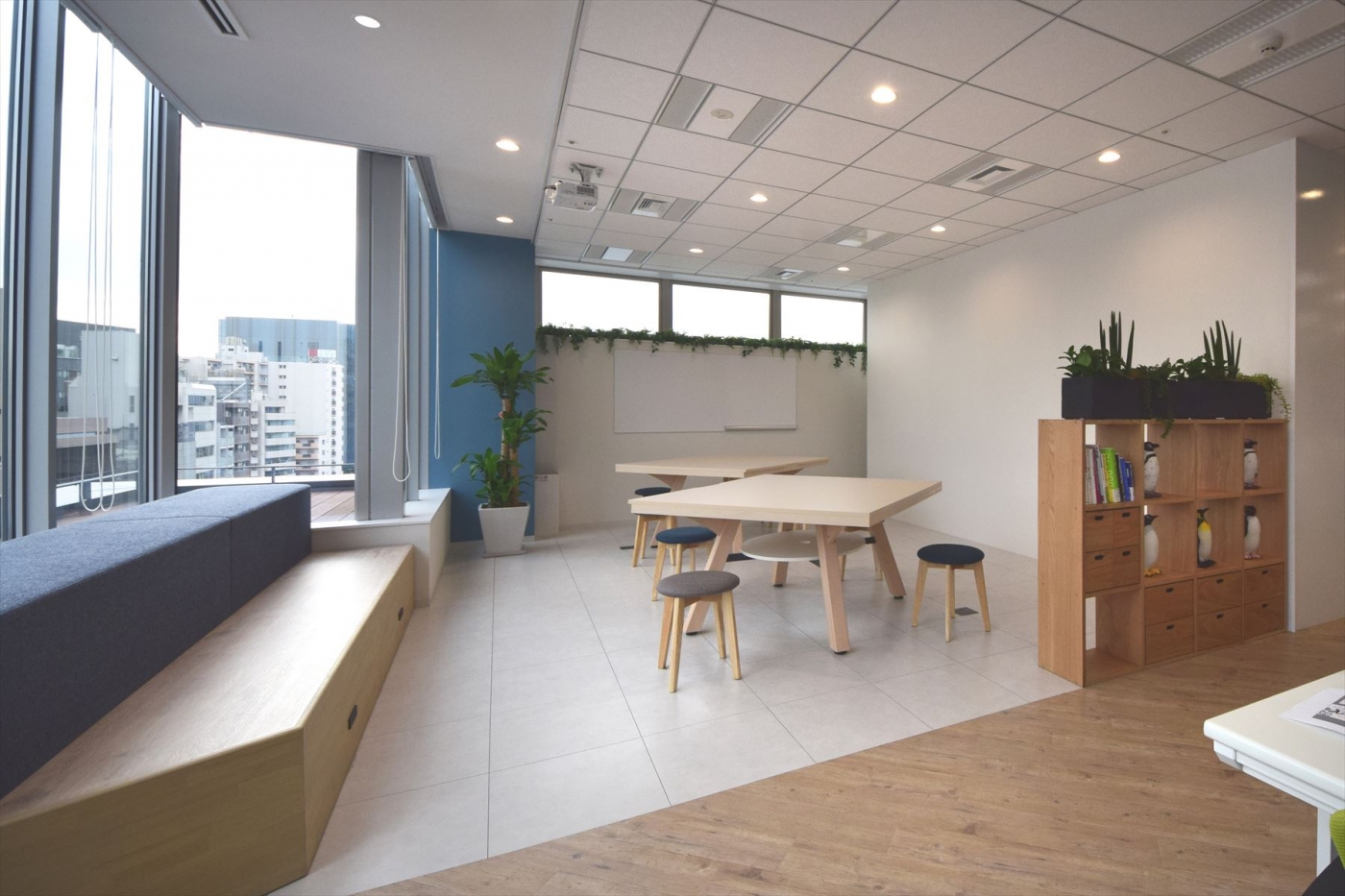 オフィスデザイン実績～ホワイトエントランス×ブルーが印象的な、ブランディングオフィス