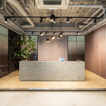 オフィスデザイン事例|3フロア統一感のあるデザイン。上質で洗練された開放的なフレキシブルオフィス