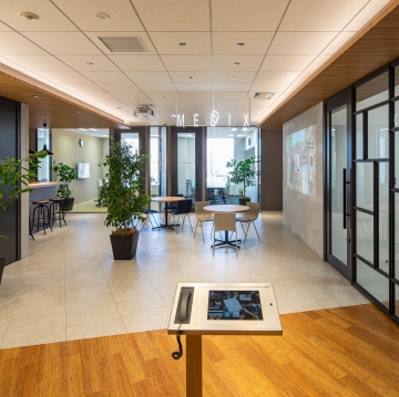 オフィスデザイン事例|社員を包み込む居心地の良さと先進的なデザインが融合したオフィス