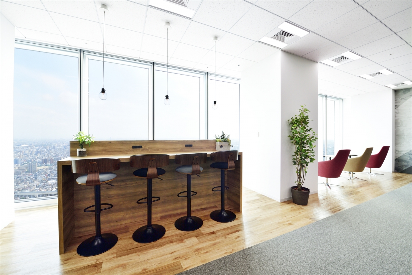 オフィスデザイン実績～明るく活発な企業文化を感じられ、眺望を楽しめるオフィス