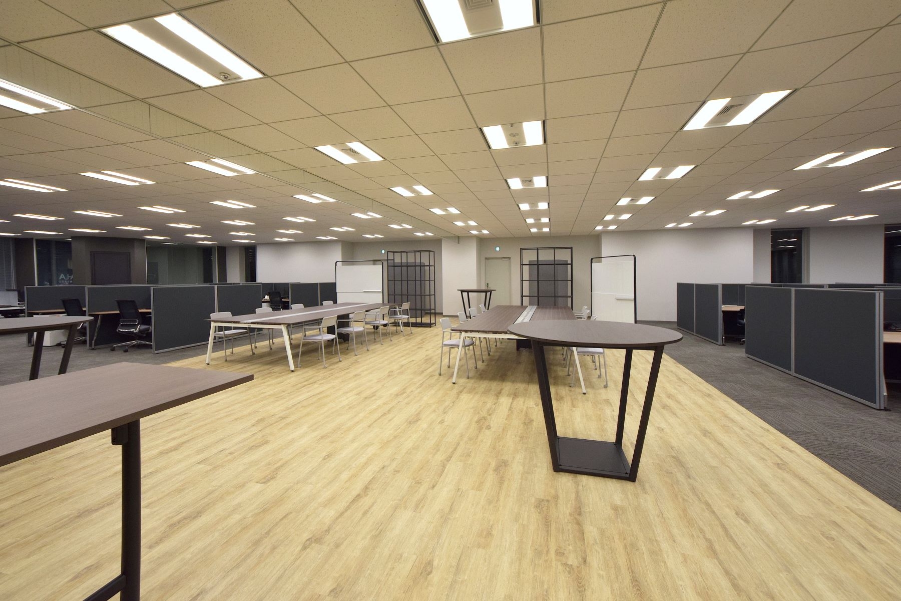 オフィスデザイン実績～2つのフロアを一つの場と捉え、各エリアに役割を持たせたABWオフィス