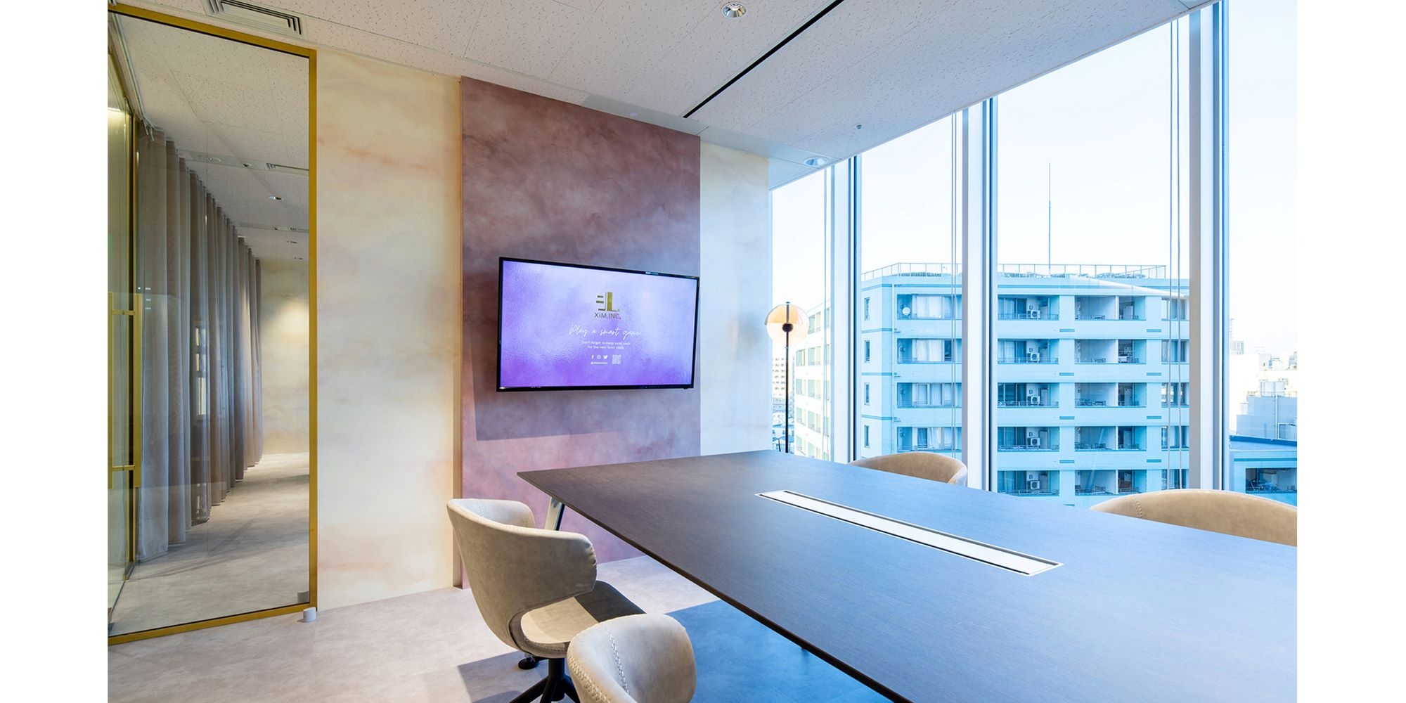 オフィスデザイン実績～特殊塗装と真鍮の美しさが際立つ洗練されたオフィス