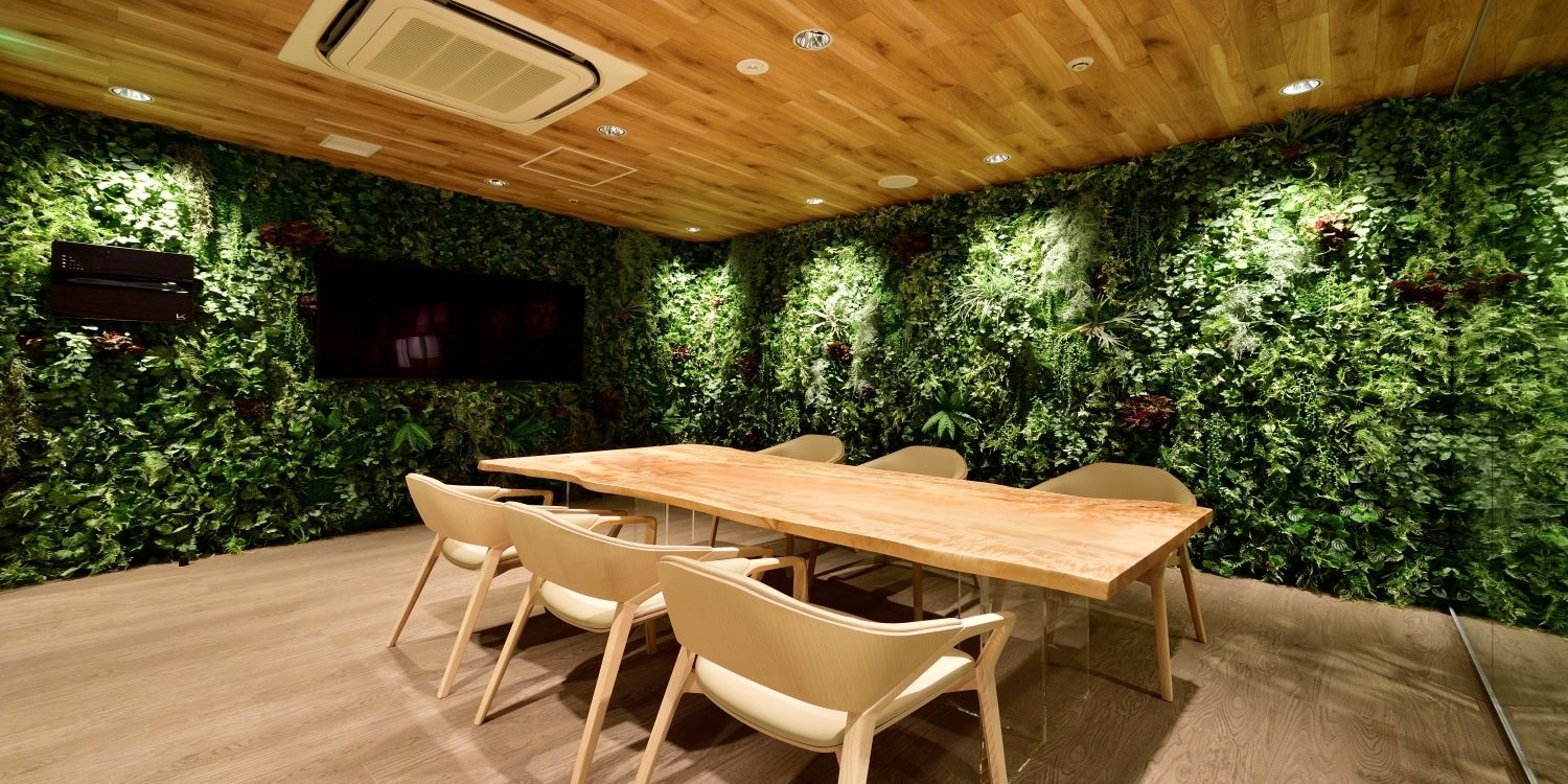 オフィスデザイン実績～グリーンや木目を通して事業の核である自然や呼吸を感じられるオフィス