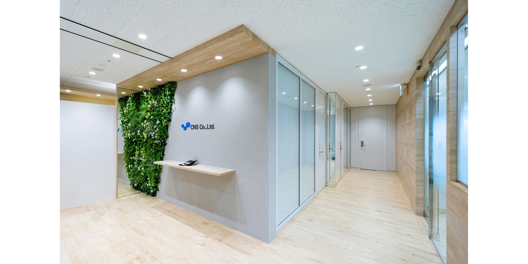 オフィスデザイン実績～温かみのある木目やグリーンが印象的。開放的なフリーアドレスオフィス