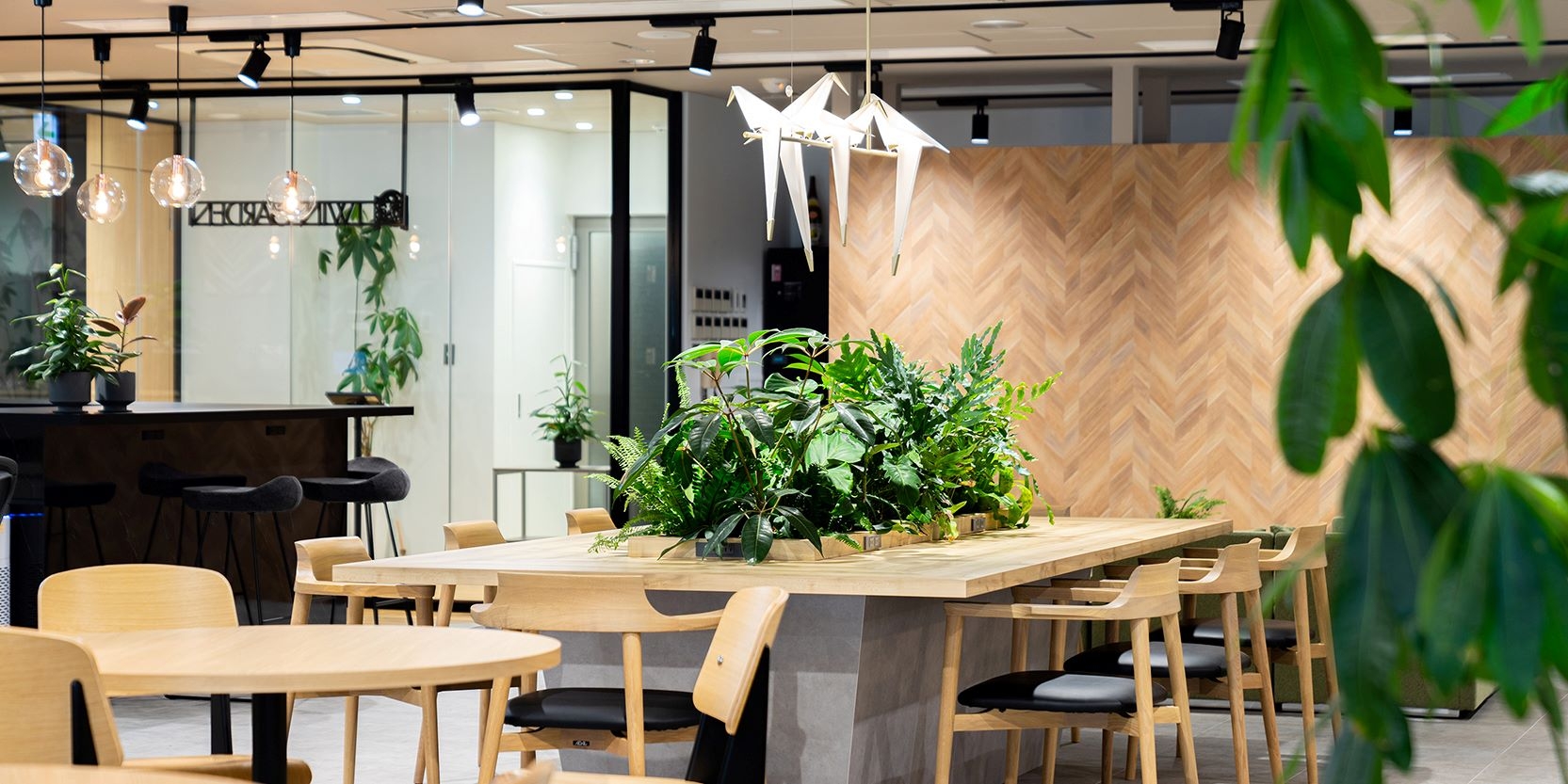 オフィスデザイン実績～自由に働き方を選択できる木とグリーンを基調としたオフィス