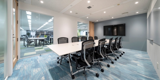 オフィスデザイン事例|固定席からフリーアドレスへ。ABWを導入し働き方を一新、快適な空間を創造するオフィス