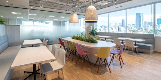 オフィスデザイン事例|アイデアや交流が生まれ、社員一人ひとりが虹のように輝くランウェイオフィス