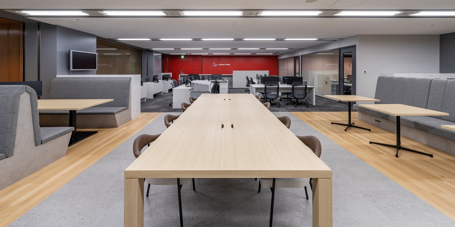 オフィスデザイン実績～クールな雰囲気と柔らかいイメージをデザイン。広さを感じられるオフィス
