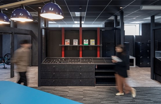 オフィスデザイン事例|デザインの明暗コントラストと5色のロゴカラーが印象的な、遊び心のあるオフィス