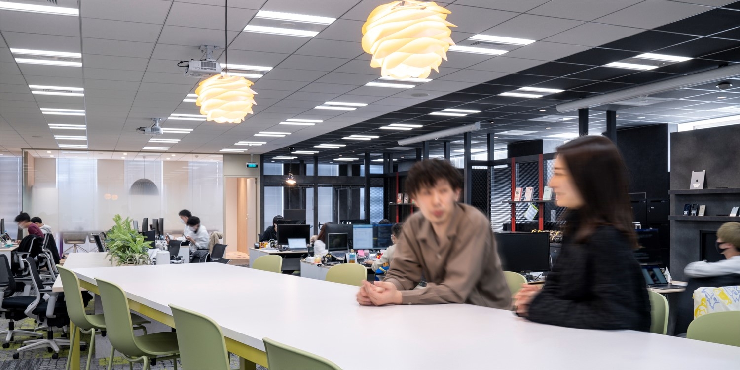 オフィスデザイン実績～デザインの明暗コントラストと5色のロゴカラーが印象的な、遊び心のあるオフィス