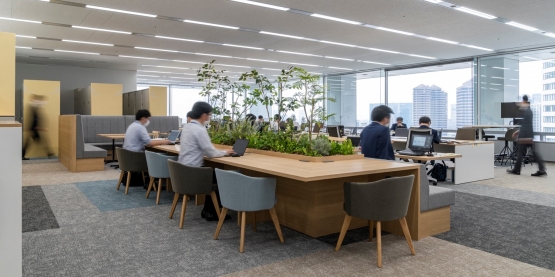 オフィスデザイン事例|仕事内容に合わせて自ら働く場を選べる、居心地の良いオフィス