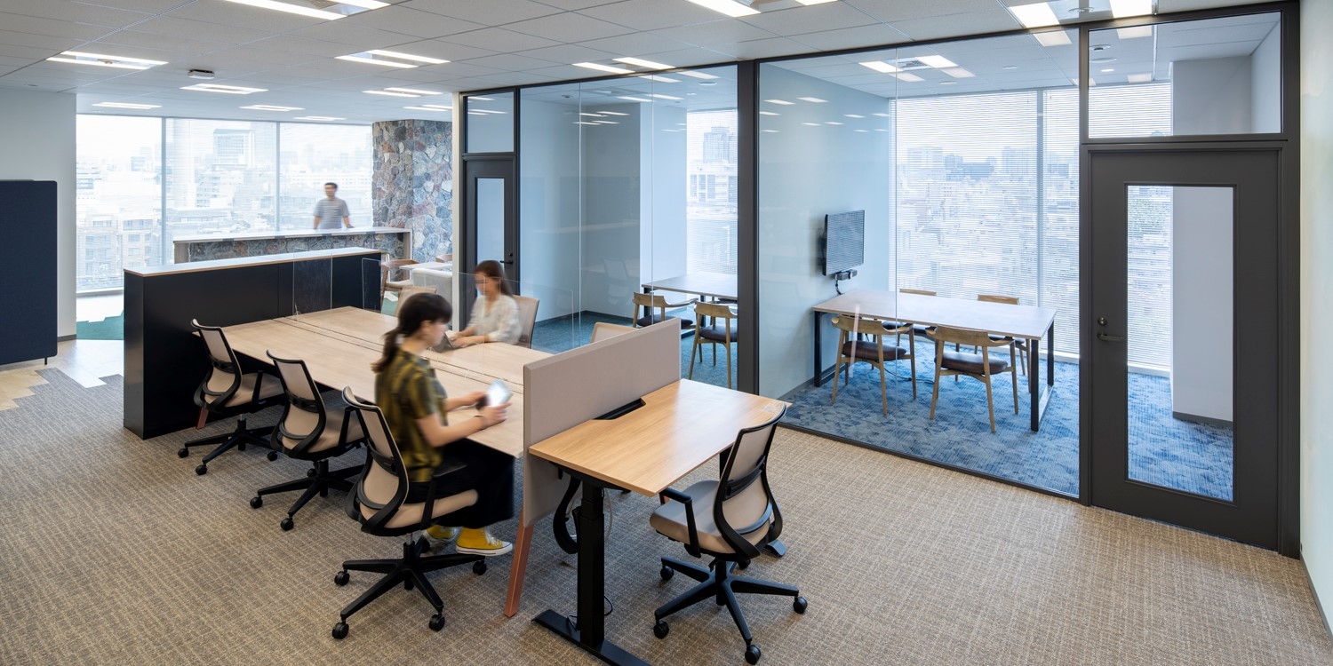 オフィスデザイン実績～にぎやかで明るいイメージをデザインで表現。コミュニケーションが活性化するオフィス