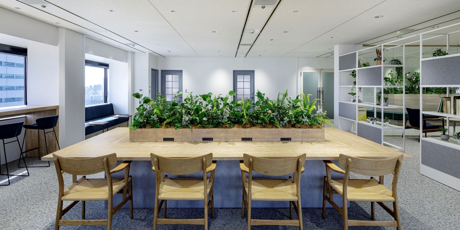 オフィスデザイン実績～グリーンと木目を使用した落ち着きあるオフィスで多様な働き方を実現