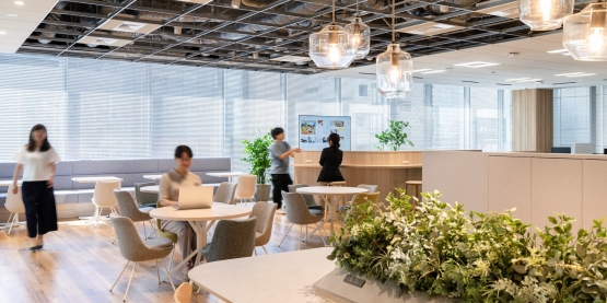オフィスデザイン事例|働き方をアップデート。広がりと開放感のあるデザインを追及したオフィス