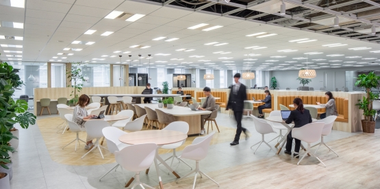 オフィスデザイン事例|働く場所を自由に選択。生産性と創造性を高め、コミュニケーションを活性化する「アイノバ」オフィス