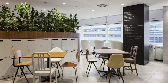 オフィスデザイン事例|シンボリックなグリーンウォールに癒されるオーガニックオフィス