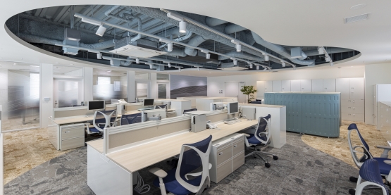 オフィスデザイン事例|自社ビル全体でアースカラーを取り入れた、働く人の拠り所となるオフィス