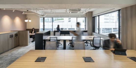 オフィスデザイン事例|オフィスビル全体で統一感のあるデザイン。多様な働き方ができるセットアップオフィス
