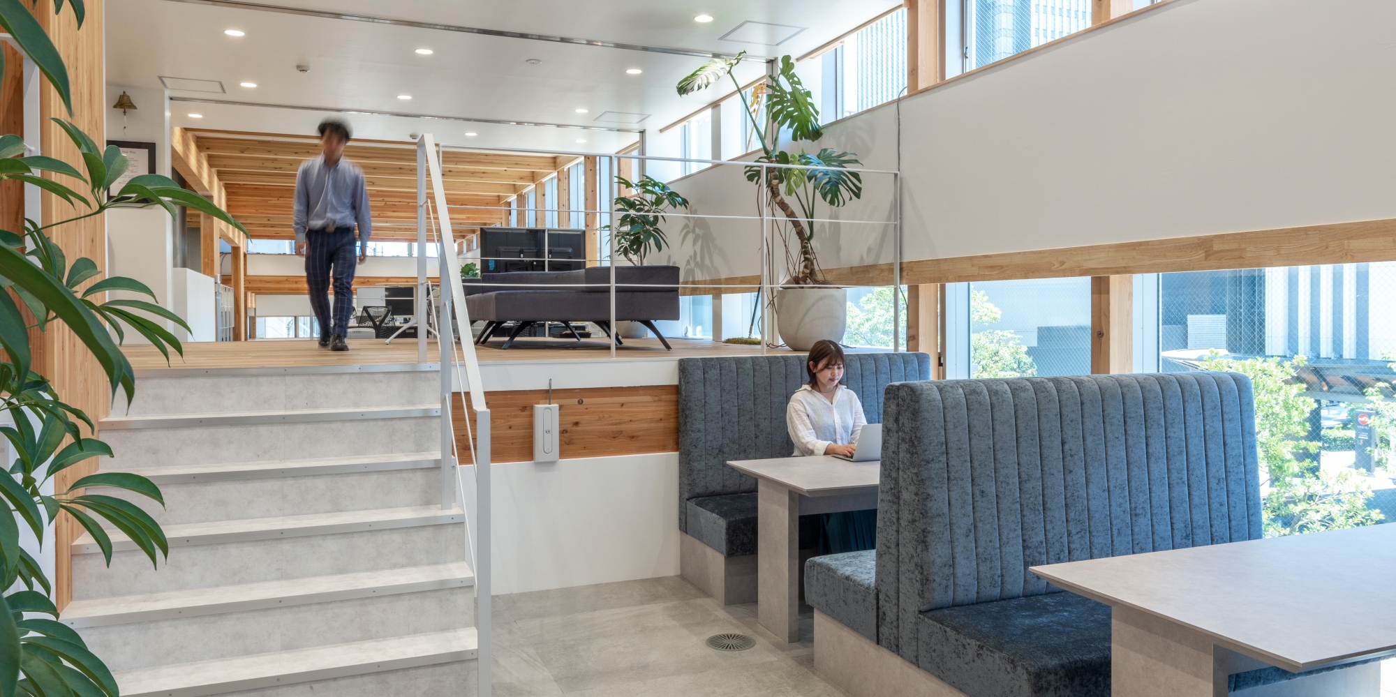 オフィスデザイン実績～スキップフロアがコミュニケーションを通わせる高架下のオフィス