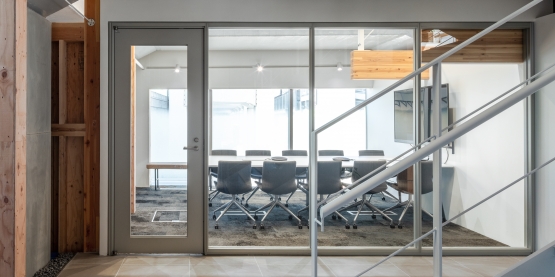 オフィスデザイン事例|スキップフロアがコミュニケーションを通わせる高架下のオフィス